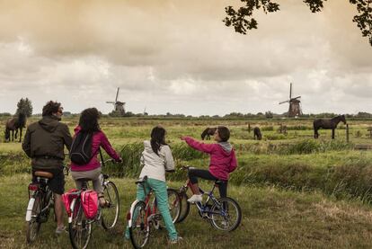 Un terreno llano y agradable, senderos sencillos para pedalear, comodidades para el alojamiento y seguridad: cuatro aspectos básicos cuando se quiere planificar unas vacaciones en familia sobre dos ruedas. Holanda es uno de los grandes paraísos para este tipo de viajes (en la foto, una familia observando molinos en Kinderdijk). Si se busca una ruta sin tráfico, el tramo holandés de la International Meuse Cycle Route, o lfmaasroute.nl