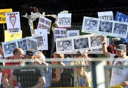 Medio centenar de manifestantes se concentra cerca de la sede de la Audiencia Nacional.