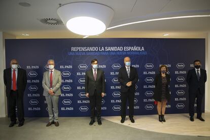 De izquierda a derecha: el director de Corporate Affairs de Roche Farma, Federico Plaza; el director de EL PAÍS, Javier Moreno; el ministro de Sanidad, Salvador Illa; el director general de Roche Farma España, Stefanos Tsamousis; la subdirectora de EL PAÍS, Berna González; y el consejero delegado de Prisa Noticias, Alejandro Martínez Peón, posan ante los medios en el foro Repensando la sanidad española, en la sede de Roche en Madrid.