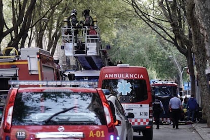 Ambulancias y bomberos en el incendio en Sant Antoni.