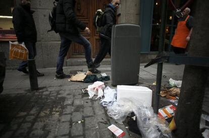 Basura esparcida en el pavimento de una calle del centro de Madrid el pasado 10 de enero.