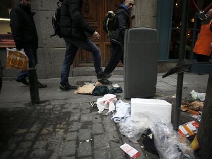 Basura esparcida en el pavimento de una calle del centro de Madrid el pasado 10 de enero.