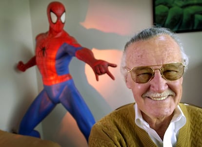 12 DE NOVIEMBRE. En su juventud, Stan soñaba con escribir la gran novela americana. Por eso, cuando le encargaron cómics de monstruos, modelos y vaqueros decidió no manchar su nombre y firmar con el seudónimo Stan Lee. Ese camino hizo que ese joven del Bronx nunca llegara a ser novelista. Su risueño 'alter ego', sin embargo, no solo transformó la incipiente industria del tebeo, sino que tejió un nuevo panteón de deidades en la industria del entretenimiento. 'Spiderman', la 'Patrulla X', los 'Vengadores',' Daredevil' o 'Dr. Extraño' son algunos de los héroes con los que plagó el universo Marvel.