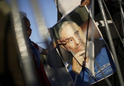 Un niño toca el retrato de Fidel Castro en su memorial en la Plaza de la Revolución de la Habana (Cuba), el 29 de noviembre de 2016.