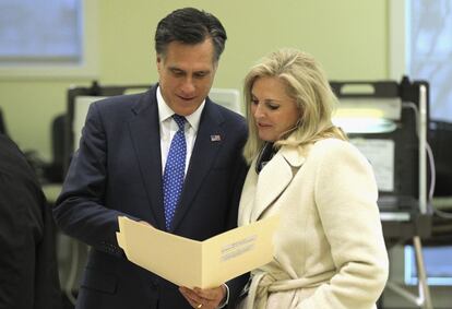 El candidato Mitt Romney busca enderezar su débil liderazgo. Su mujer y él han votado en Belmont, Massachussets.