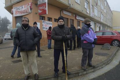 Vecinos de Astegieta montando guardia esta semana cerca del portal donde está la vivienda social de los Manzanares Cortés.