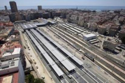 Vista de la nueva estación del AVE de la línea Madrid-Alicante (i) junto a la antigua con la ciudad al fondo.