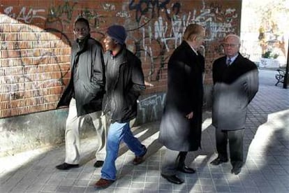 Jóvenes inmigrantes y jubilados españoles son vecinos habituales en el barrio de San Cristóbal (Villaverde).