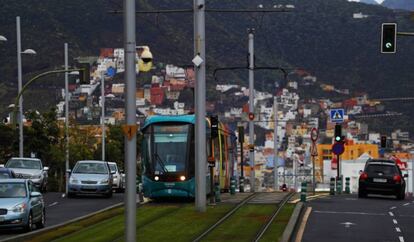 El tranvía que une Santa Cruz y La Laguna, en Tenerife.