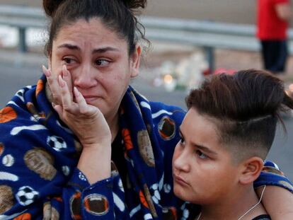 Una mujer y su hijo asisten al memorial a las víctima en El Paso.