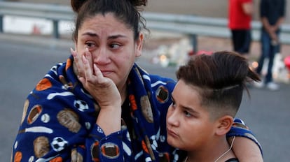 Una mujer y su hijo asisten al memorial a las víctima en El Paso.