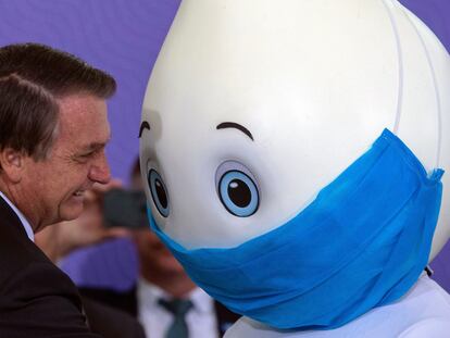 Presidente Bolsonaro com o mascote Zé Gotinha, durante apresentação do plano nacional de vacinação contra a covid-19.