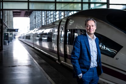 Michael Peters, consejero delegado de Siemens Mobility, en la estación de Atocha junto a un tren de alta velocidad Velaro, diseñado por la empresa.
