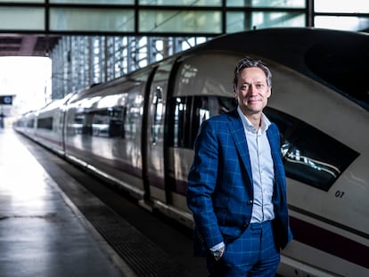 Michael Peters, consejero delegado de Siemens Mobility, en la estación de Atocha junto a un tren de alta velocidad Velaro, diseñado por la empresa.