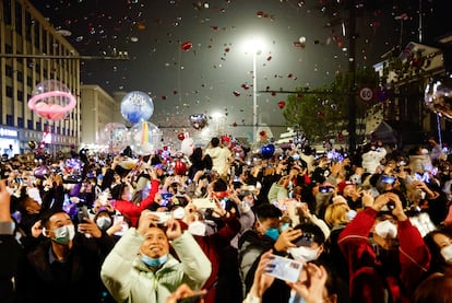 Un grupo de personas con mascarillas se reúnen para celebrar el Año Nuevo en Wuhan (China). 