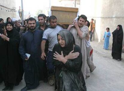 Una mujer iraquí llora durante el funeral de varios estudiantes asesinados el martes en Waziriya, al norte de Bagdad.