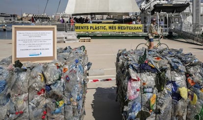 El Rainbow Warrior, de Greenpeace, con balas de pl&aacute;stico para reciclaje en primer plano. 