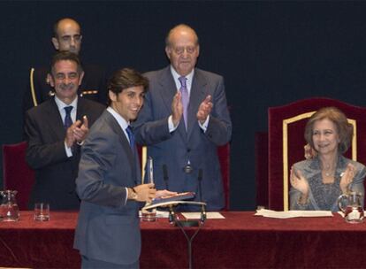 Francisco Rivera, con la Medalla de las Bellas Artes, ante los Reyes y el presidente de Cantabria.