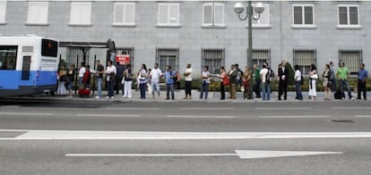 En algunos puntos de Madrid hubo filas de decenas de viajeros esperando un autobus.