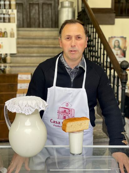 José Antonio Iguanzo dispensa vasos de leche y bizcochos.