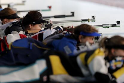 La mongola Nandinzaya Gankhuyag compite en la prueba de tiro deportivo 50m rifle 3 posiciones femenino.