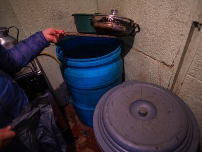 BOGOTÁ, COLOMBIA - 23 SEPTIEMBRE, 2022: Detalle de los baldes en los que almacena agua Adriana en la localidad de Ciudad Bolívar, el 23 de septiembre del 2022. Foto: Diego Cuevas / El País