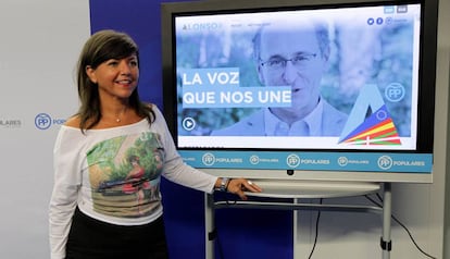 Nerea Llanos mostrando el vídeo electoral del PP