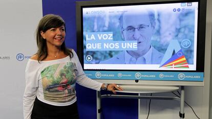 Nerea Llanos mostrando el vídeo electoral del PP