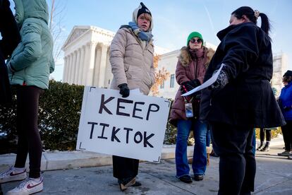 Tres creadoras de contenidos, una de ellas —Sarah Baus— con un cartel con la frase "Mantengan TikTok", el pasado día 10 ante la sede del Tribunal Supremo de EE UU.