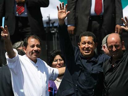 Desde la izquierda, Daniel Ortega, Hugo Chávez y el vicepresidente cubano, Carlos Lage, ayer en Chile.