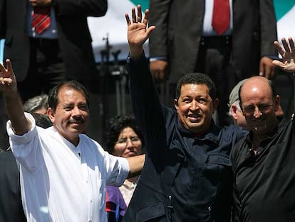 Desde la izquierda, Daniel Ortega, Hugo Chávez y el vicepresidente cubano, Carlos Lage, ayer en Chile.