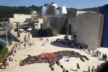 El mismo día en que un grupo de personas contrarias a las corridas se manifestaba ante el museo Guggenheim de la capital de Vizcaina, en muchas localidades de España continuaban las celebraciones con encierros típicos en época de verano. En la imagen, activistas antitaurinos protestan en Bilbao formando un toro con cuerpos humanos.