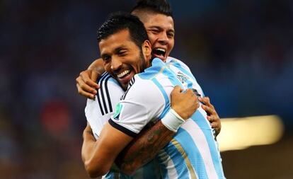 Marcos Rojo abraza a Ezequiel Garay tras el primer gol ante Bosnia.