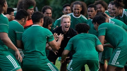 Fassbender, en el centro, en 'El peor equipo del mundo'.