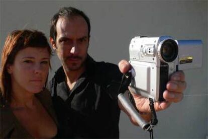 Lluís Segura, realizador del vídeo, con la cámara utilizada. A su lado, Ester Fernández, que hizo de productora.