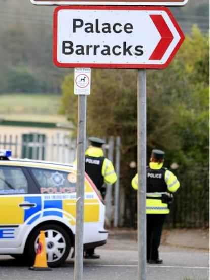 La policía corta la carretera de acceso a la base de Palace Barracks, en Holywood (Irlanda del Norte), donde explotó un coche bomba horas antes del nombramiento del primer ministro de Justicia.