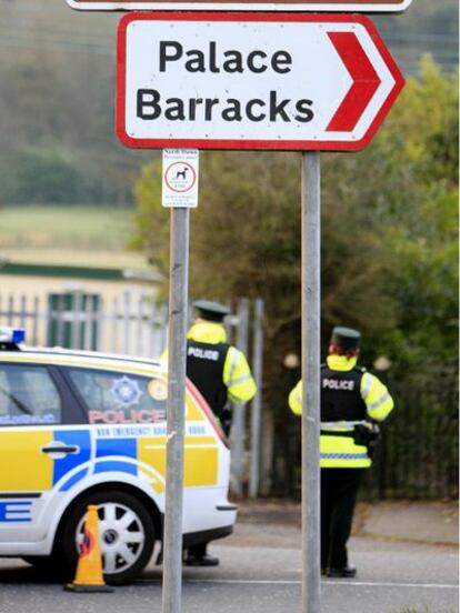 La policía corta la carretera de acceso a la base de Palace Barracks, en Holywood (Irlanda del Norte), donde explotó un coche bomba horas antes del nombramiento del primer ministro de Justicia.