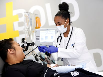 Paciente doa plasma em uma clínica de Seattle. Em vídeo, os casos aumentam nos EUA.