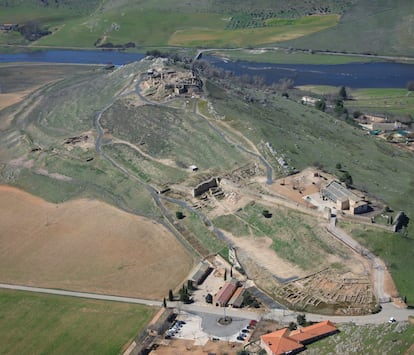 Vista aérea del yacimiento de Alarcos, sobre el montículo los restos del castillo cristiano, a la derecha la iglesia de la Virgen de Alarcos y abajo, el centro de interpretación.