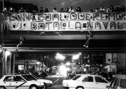 Unos jóvenes despliegan una pancarta en el puente de la M-30 sobre la avenida de la Albufera para reclamar la batalla naval de Vallecas, el 19 de junio de 1990.