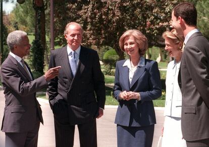 Los Reyes y el Príncipe conversan con Kfi Annan y su esposa antes del almuerzo en el palacio de La Zarzuela, en 1999.
