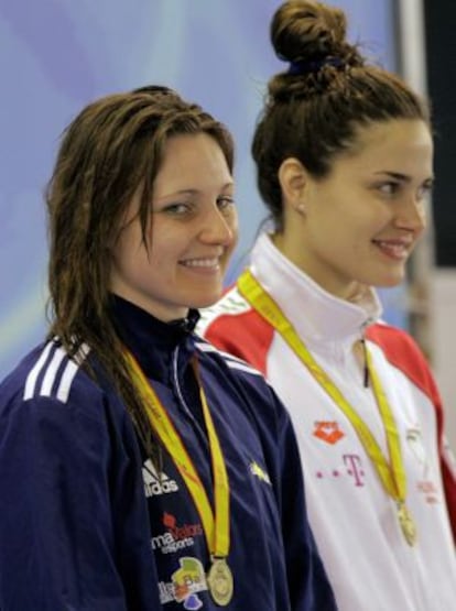 Melanie Costa, junto a Zsuzsanna Jakabos tras conseguir la medalla de oro de los 200 libres