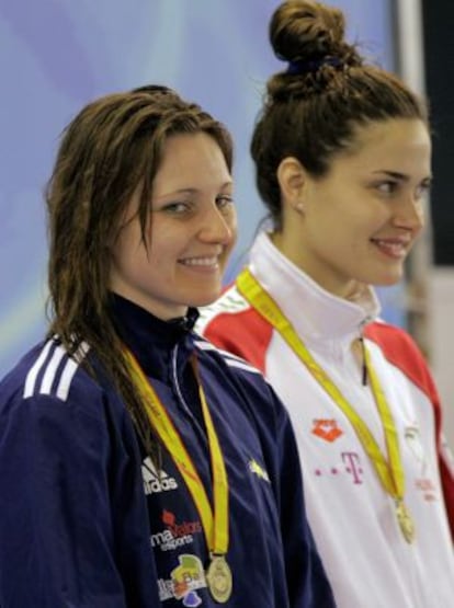 Melanie Costa, junto a Zsuzsanna Jakabos tras conseguir la medalla de oro de los 200 libres 