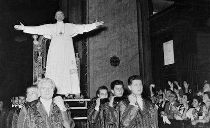 El papa Pío XII, llevado a hombros en su silla gestatoria, en 1954.