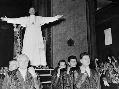 El papa Pío XII, llevado a hombros en su silla gestatoria, en 1954.