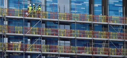 Trabajadores en un edificio en construcci&oacute;n en Reino Unido. 