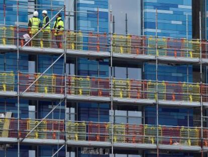 Trabajadores en un edificio en construcci&oacute;n en Reino Unido. 