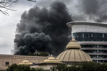 Vista de una columna de humo sobre el centro comercial de Westgate, en Nairobi.