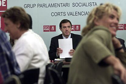 Joan Ignasi Pla, ayer, en el Grupo Socialista de las Cortes Valencianas.