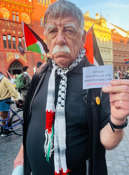 Uno de los manifestantes de la marcha silenciosa de este miércoles ante el Ayuntamiento de Basilea, sede de Eurovisión 2025.